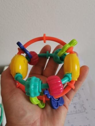 Prvá hračka do ruky,