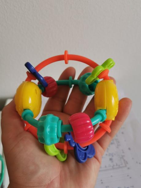 Prvá hračka do ruky,