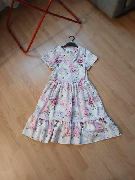 Ľahké kvietkované šaty aj na príležitosť, 158