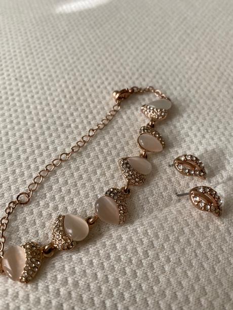 Náramok a náušnice, 