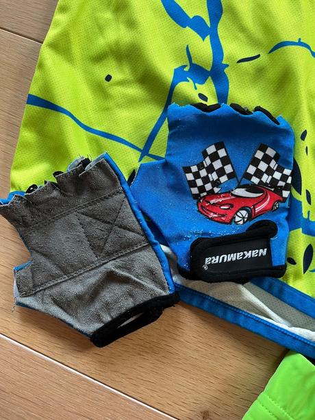 Cyklistické tričko a kraťasy, 128