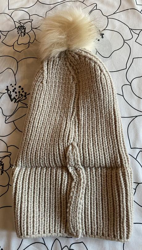 Teplá mäkká čiapka s brmbolcom - uni veľkosť,