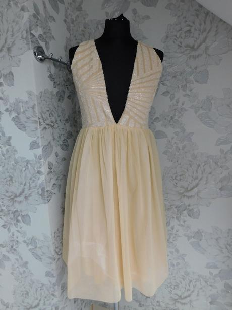 Velmi pekne šaty na slavnost, 38