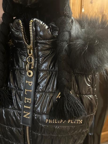 Čierna úpletová čiapka podšitá s vrkočmi, 