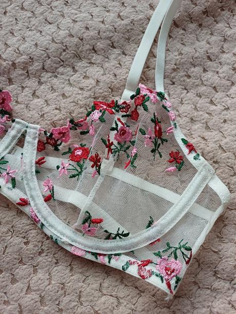 Nádherný čipkovaný set spodného prádla, m