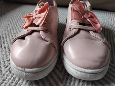 Tenisky s mašľou, 28