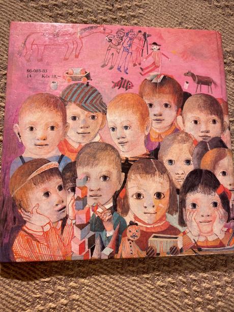 Retro stará kniha hlupáčik s velikánskou jednotkou, 