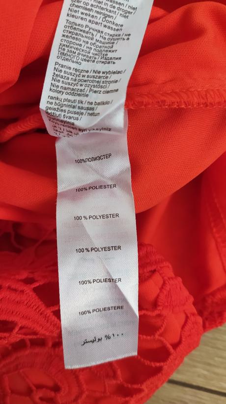 Červené šaty 42, 42