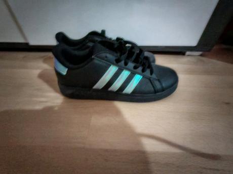 Adidas yenisky nove s menivymi pasikmi, adidas,37