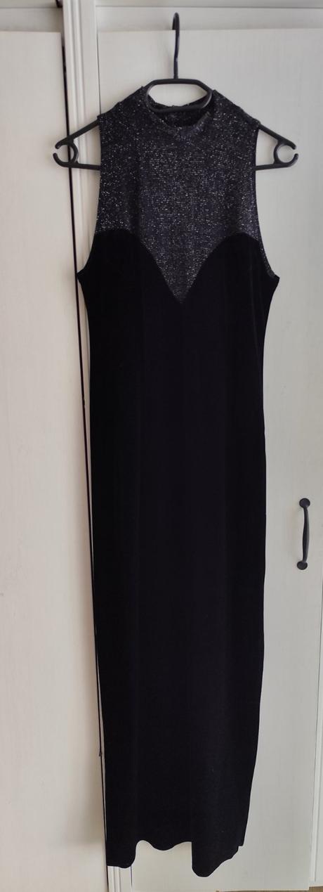 Čierne zamatové šaty, m