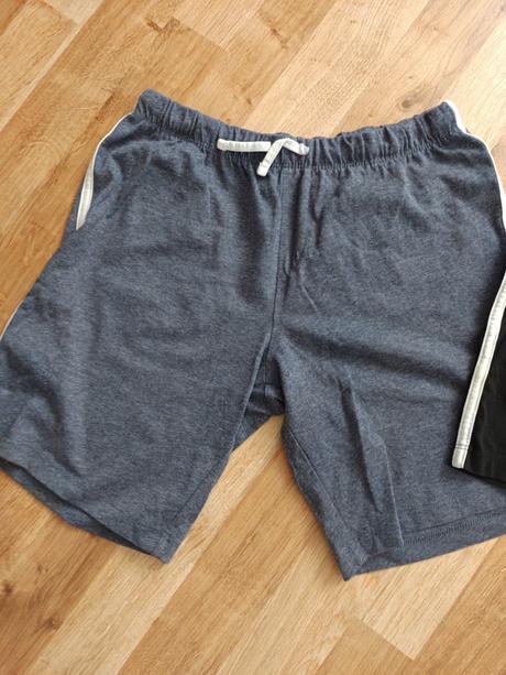 2x tenké kraťase, 134