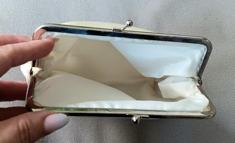 Saténová kabelka do ruky,