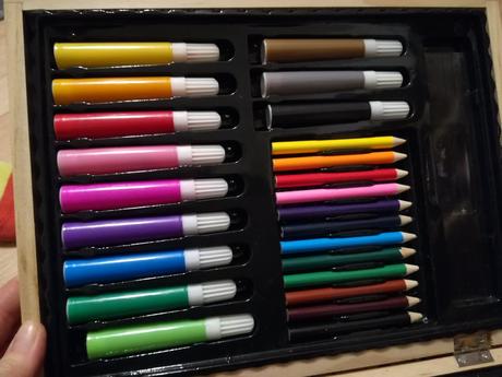 Kufrík farbičiek mc'donald,