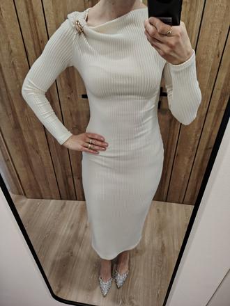 Béžové midi šaty so zlatou sponou, s