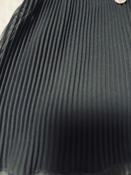 Čierne šaty s tylovými rukávmi a plisovaním gaudi, gaudi,l / m