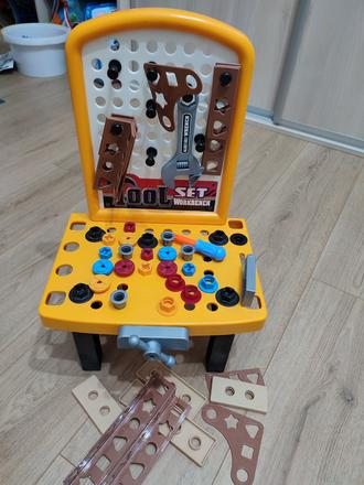 Stolík so šróbikmi,kufrikom,prilbou a náradím,