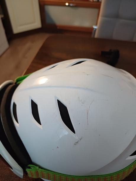 Dievcenska prilba a okuliare, s