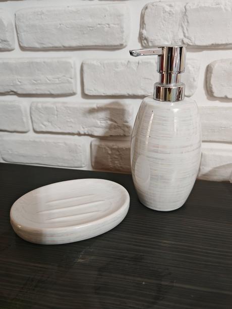 Biela sada do kúpeľne s perleť. nadychom, 