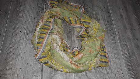 Šatka s folk vzorom,