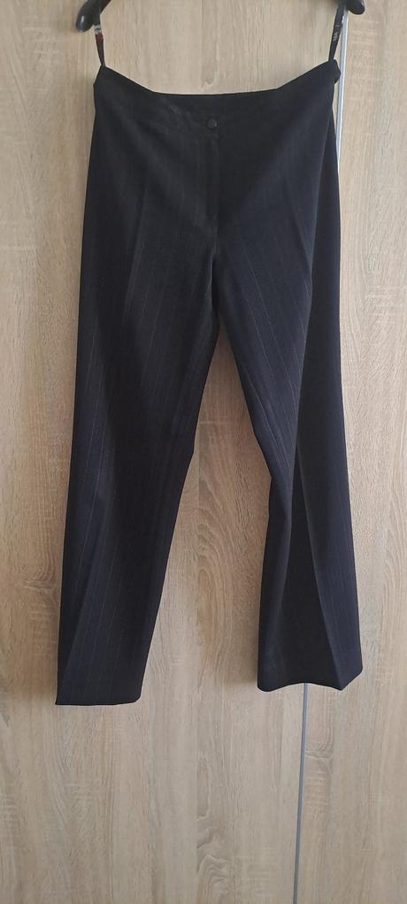 Nohavicový kostým, 36