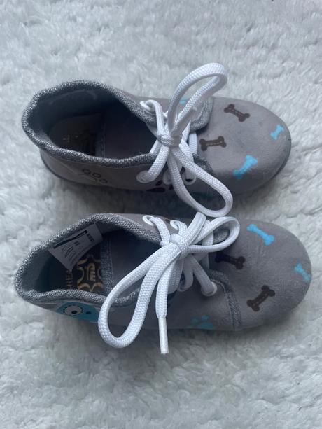 Sede clenkove topanky psikovia, 24