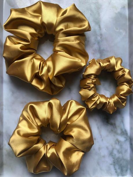 Saténová gumička scrunchie zlatá, 