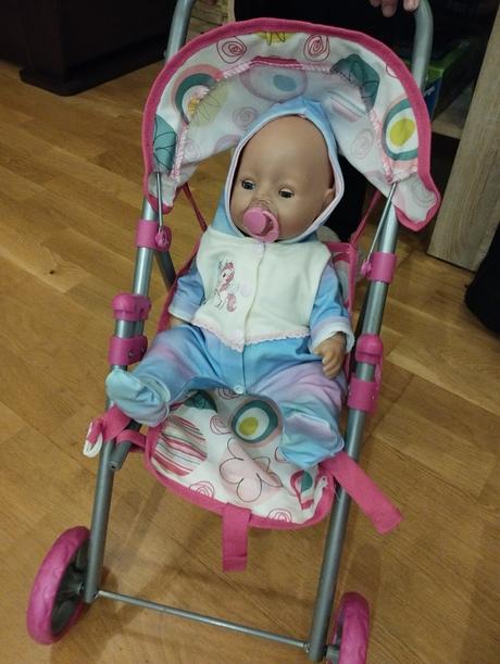 Baby born bábätko plače a cika plus veľa prislusen,