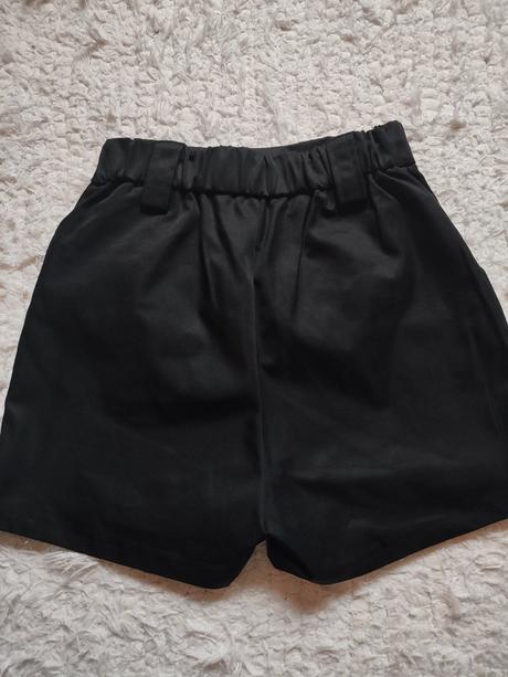 Čierne šortky, 32