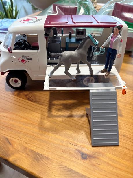 Schleich veterinárna ambulancia s koňom,