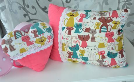 Vankúš+závesné srdiečko s mačičkami, 