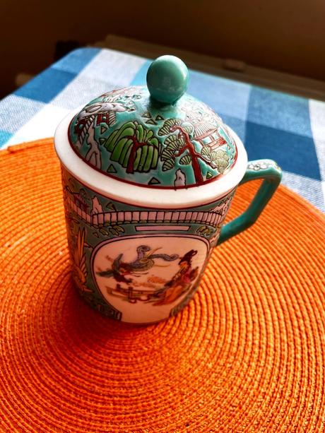 Hrnček s príklopom,