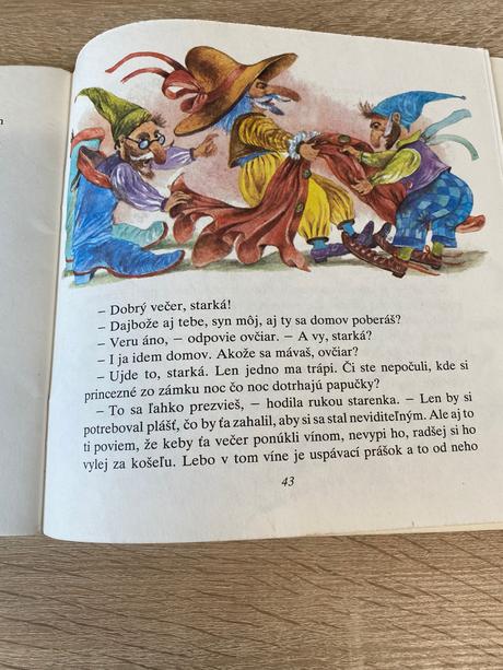 Krásna stará mini retro kniha pretancované papučky,