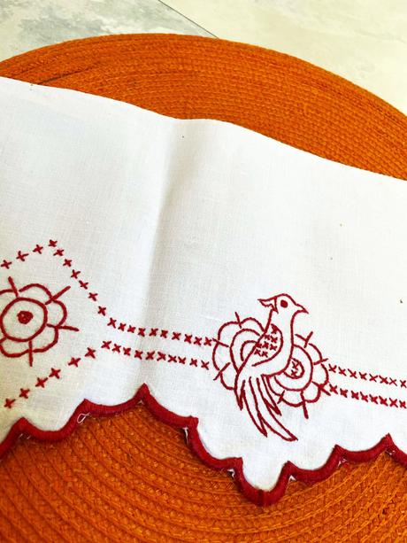 Vyšívaná vitrážka,