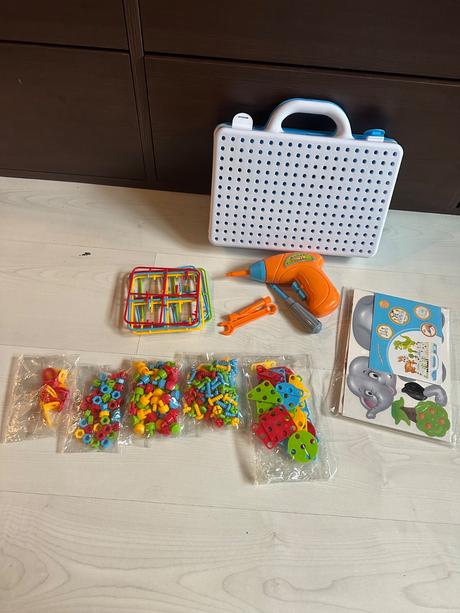 Kufrik s vrtacku stavebnica, 