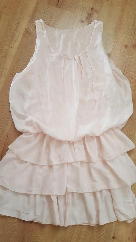 Ružové volánové šaty, 40