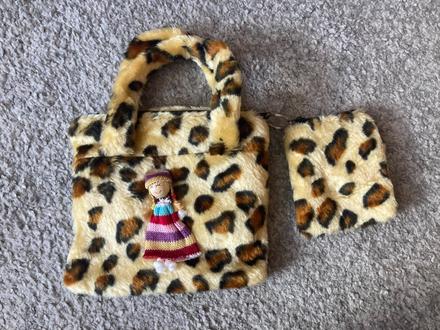 Vzorovaná kabelka s peňaženkou,