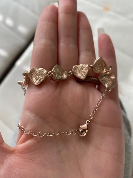 Náramok a náušnice, 