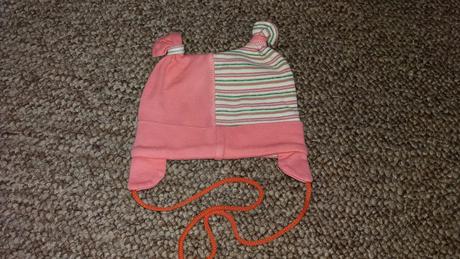 Čiapka so šnúrkami, 74