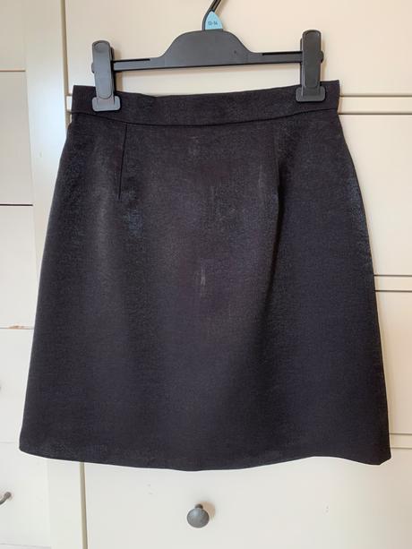 Saténová sukňa, 36