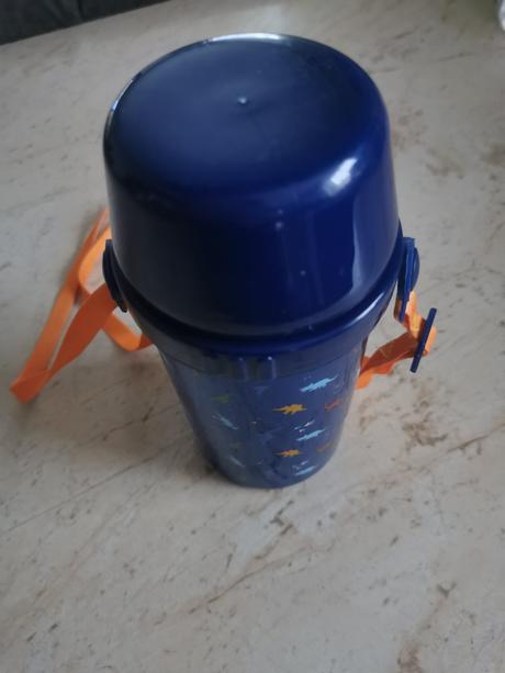 Malá termoska so šnúrkou do krku,