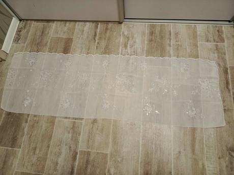 Biela trblietavá záclona, 