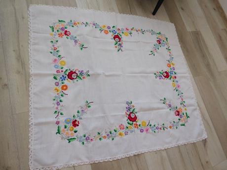 Obrus ručná výšivka top top stav, 143 x 123 cm,, 