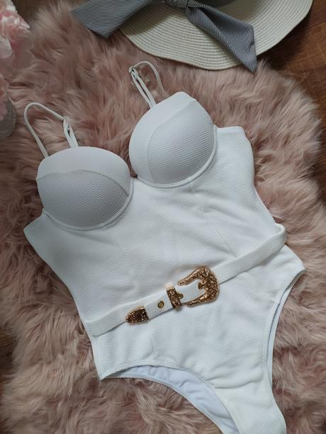 Biele celé plavky s opaskom, l