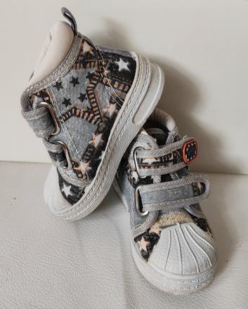 Vyššie tenisky, 19