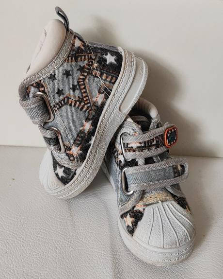 Vyššie tenisky, 19