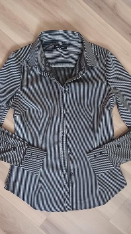 Pásikavá košeľa, gate,s