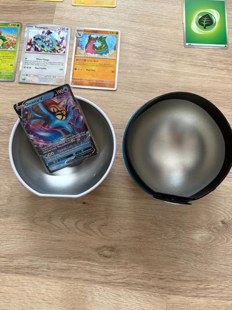 Pokémon balík 50 ks kariet + jumbo + pokébal,