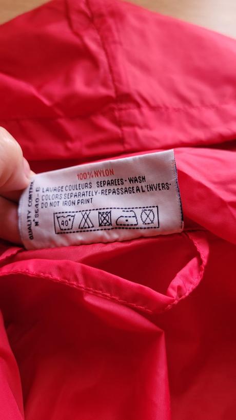 Cervena a cierna tenucka vetrovka, m