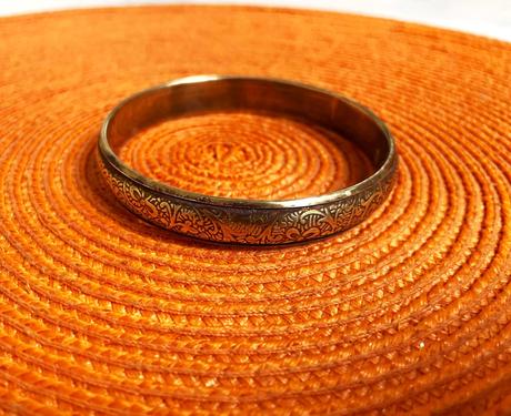 Starožitný gravírovaný náramok, 