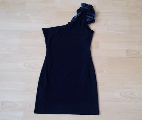 Čierné obtiahnuté šaty, 38